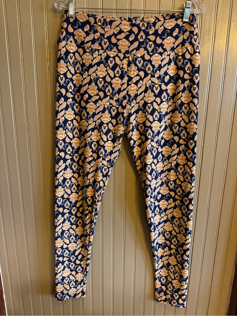New LuLaRoe Navy & gold shells  Floral Print Leggings Tall & curvy